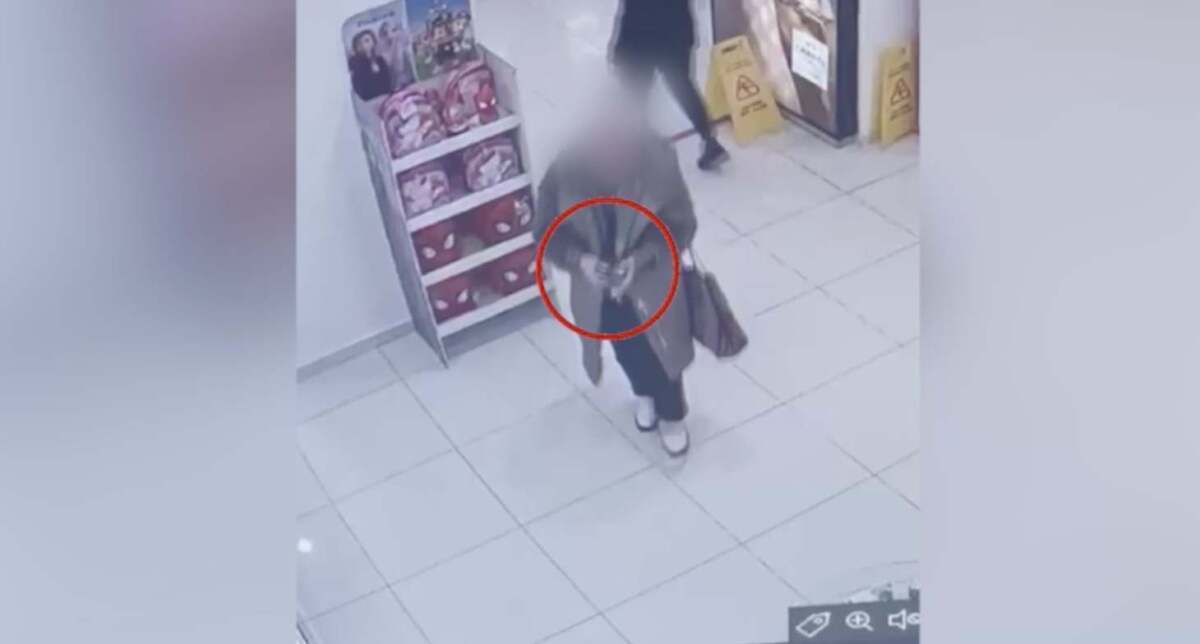 Кража косметики в столичном магазине попала на камеру