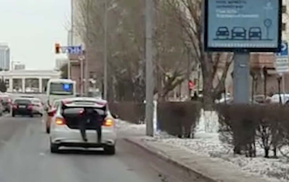 Подростка прокатили в багажнике авто ради хайпа