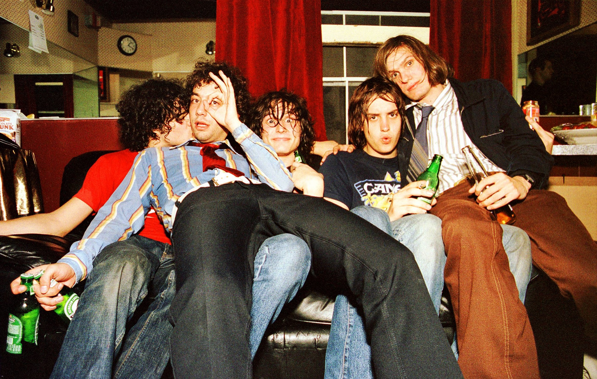 The Strokes поделились ранней версией «The Modern Age» из нового бокс-сета — Fil