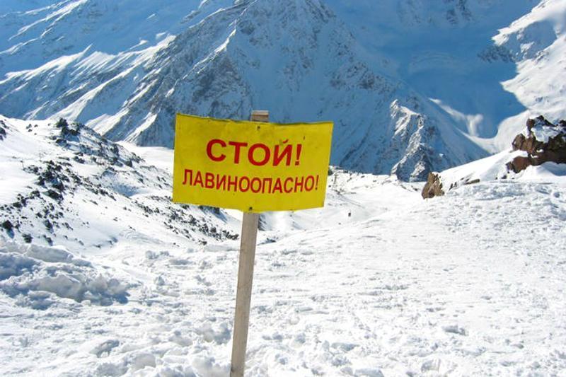Движение для всех видов транспорта из-за опасности схода лавин закрыто на автодороге в ВКО — Financial Times