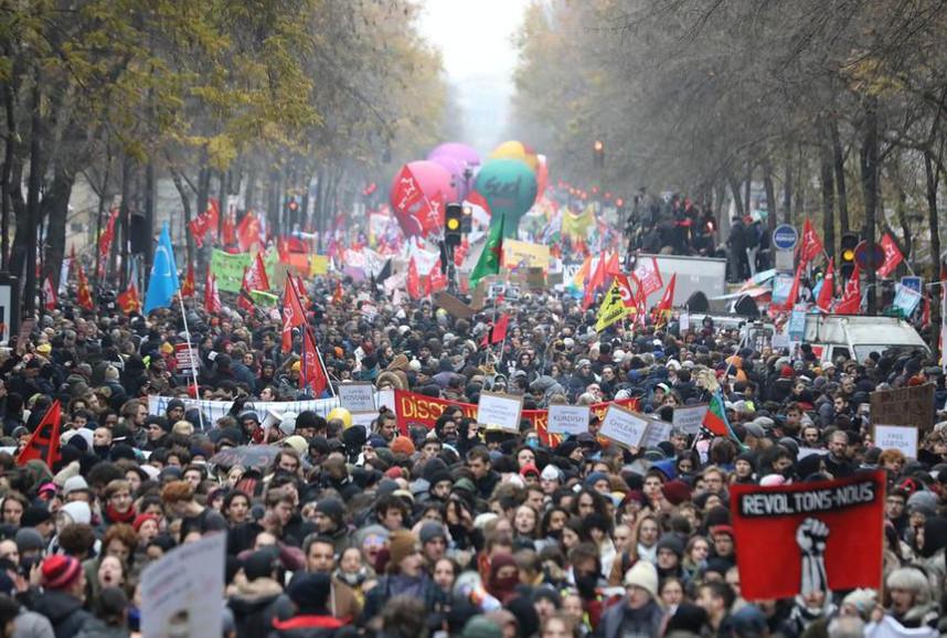 Протесты во Франции: почему жители страны выступают против пенсионной реформы Макрона — Financial Times