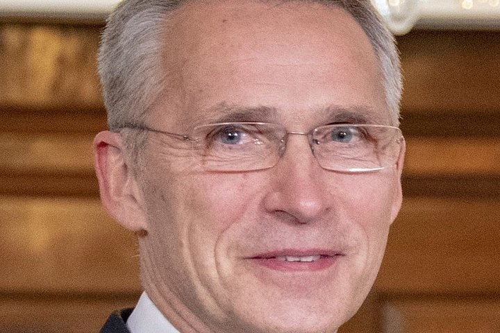 Призывая помогать Украине, Столтенберг назвал оружие «путем к миру» — Financial Times