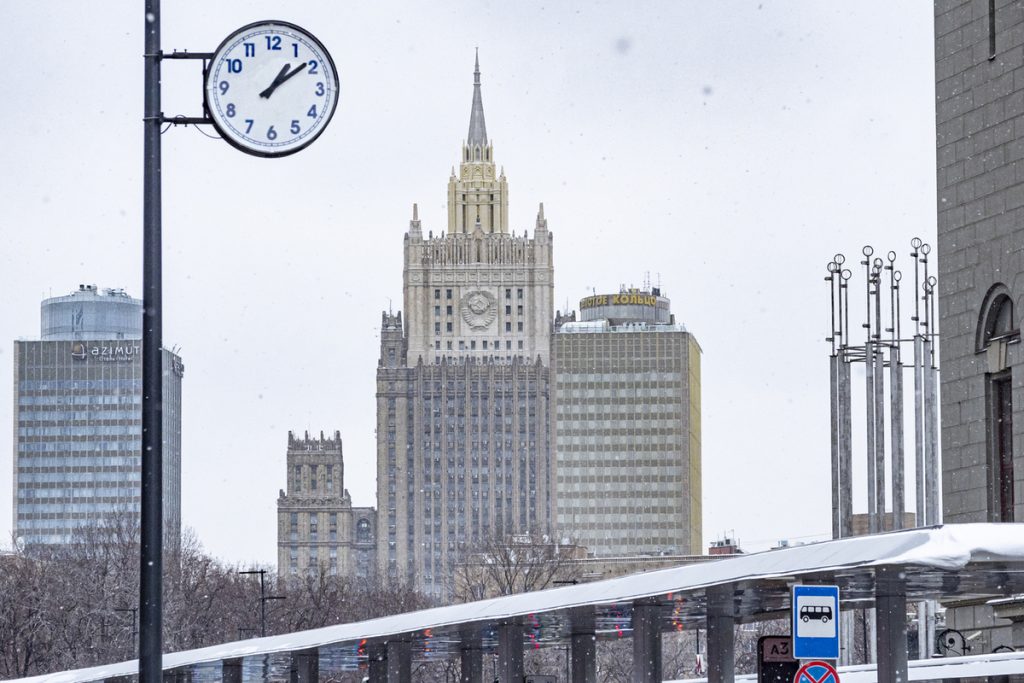 МИД РФ: здания российских посольств ни раз пытались поджечь — Financial Times