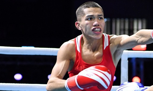 Чемпион мира из Казахстана победил с нокдауном и вышел в финал ЧА-2023 до 22 лет по боксу
