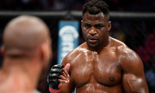 Бывший чемпион UFC запросил огромный гонорар в российском промоушне. Известна сумма