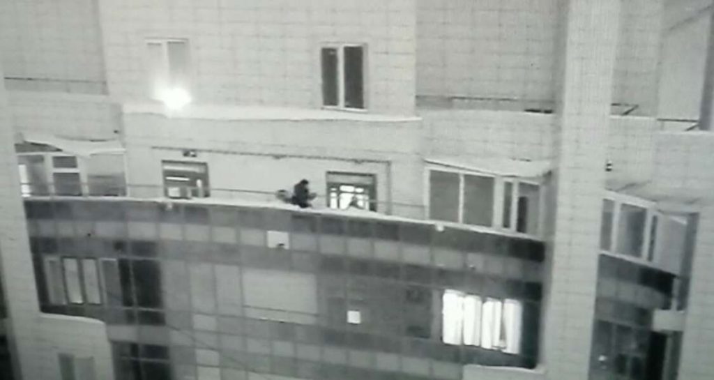 Полицейские спасли мужчину от прыжка с 24-го этажа в Астане