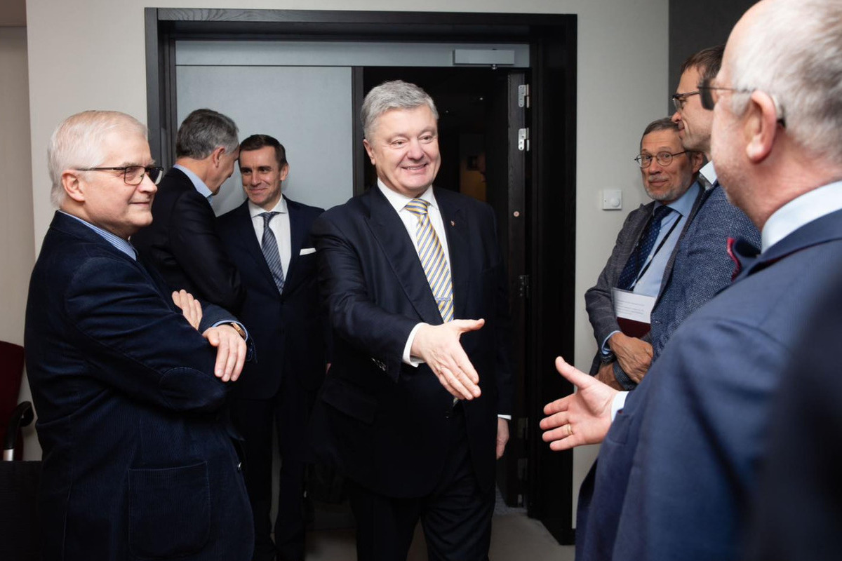 Порошенко из Брюсселя: обговариваются поставки F-16 и ударных вертолетов — Financial Times