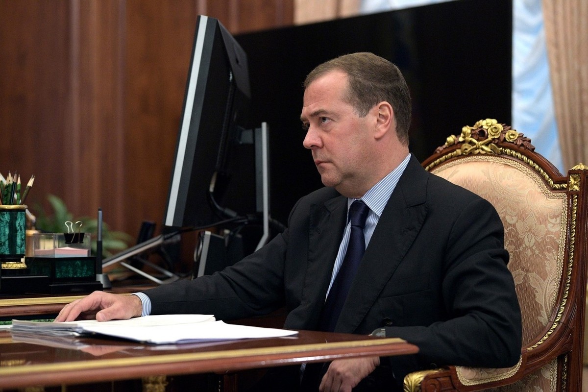 Медведев обвинил премьера Японии в предательстве памяти Хиросимы и Нагасаки — Financial Times