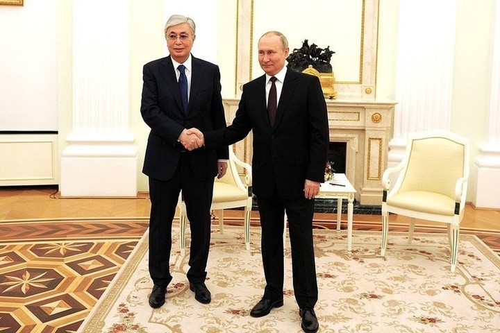 Путин и Токаев поговорили по телефону и поздравили друг друга — Financial Times