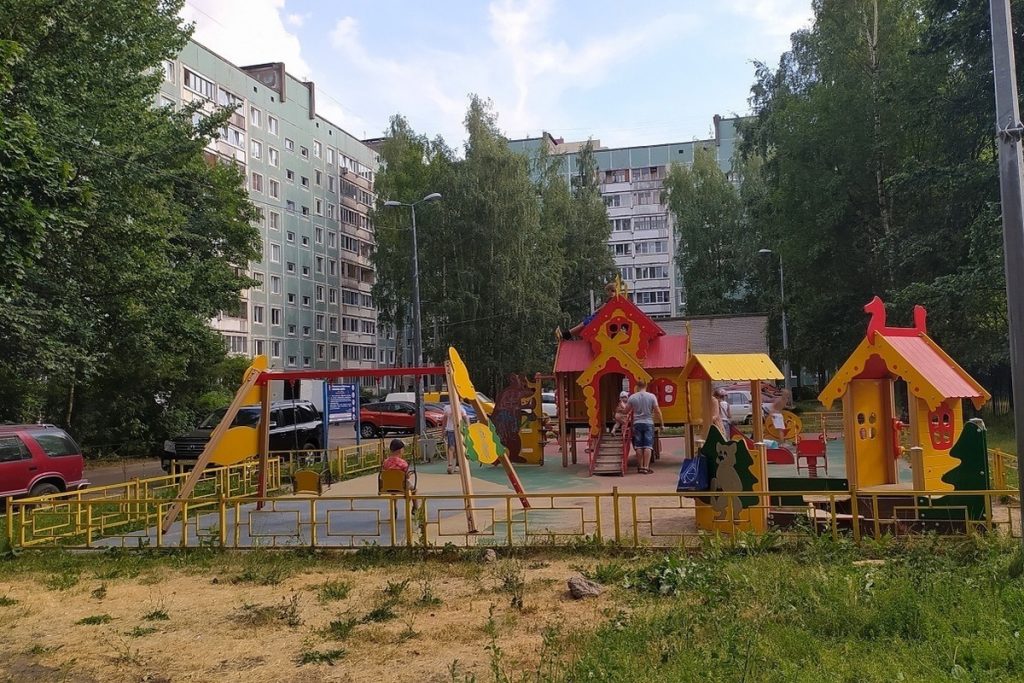 Депутат Хамзаев предложил запретить курение рядом с детскими площадками — Financial Times