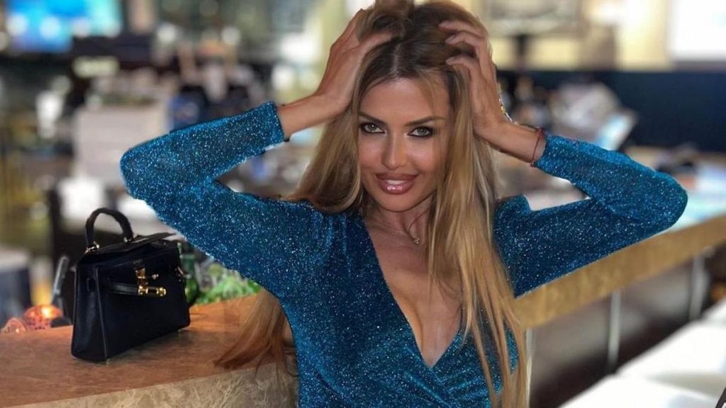 «Вот это секси-мама»: 43-летняя Вика Боня в микроплатье засветила пышную грудь — Fil