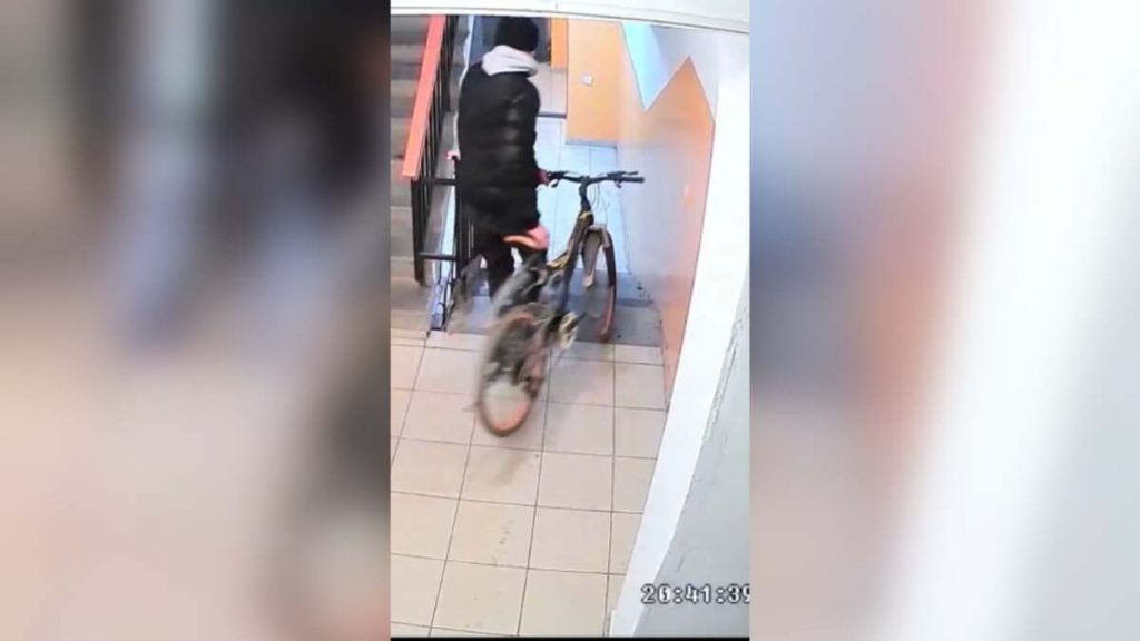 Велосипедный вор попал на видео в Актобе