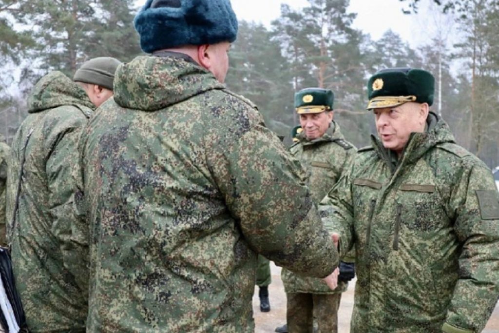 Главком Сухопутными войсками Салюков проверил российских военных в Белоруссии — Financial Times