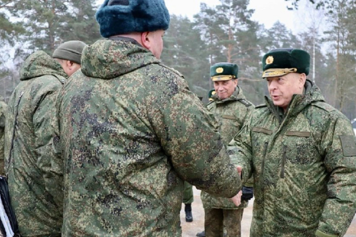 Главком Сухопутными войсками Салюков проверил российских военных в Белоруссии — Financial Times