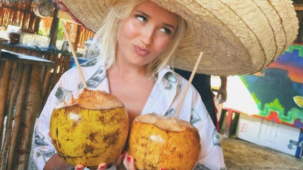 «Как вам мои кокосы?»: Клава Кока рассмешила фанатов пошлыми кадрами из Мексики (фото) — Fil