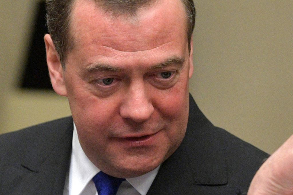 Медведев написал про чмо, булимию и подлодку в Днепре — Financial Times
