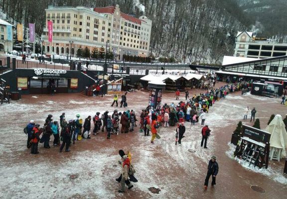 На Красной Поляне туристы устроили драку в гигантской очереди на подъёмник — Financial Times