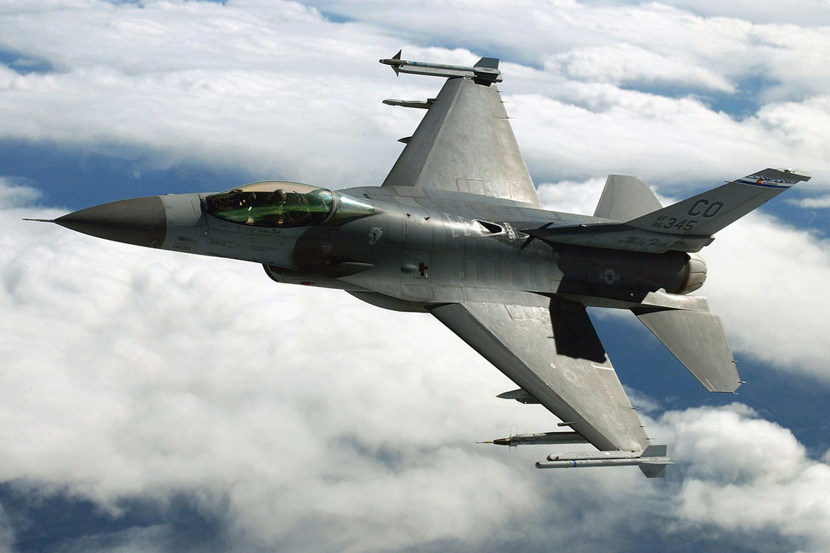 Экс-посол США Макфол назвал условие передачи Украине истребителей F-16 — Financial Times