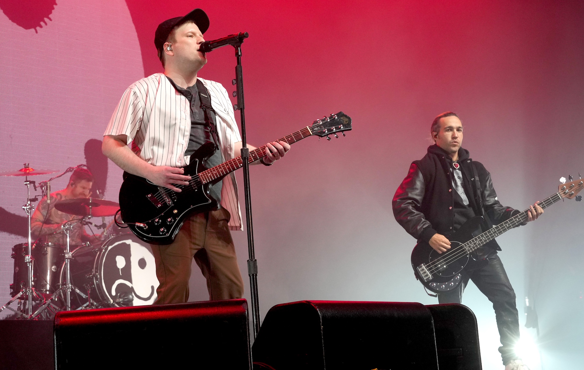 Fall Out Boy исполняют «Love From The Other Side» в составе трио на «Kimmel» после ухода Джо Тромана — Fil