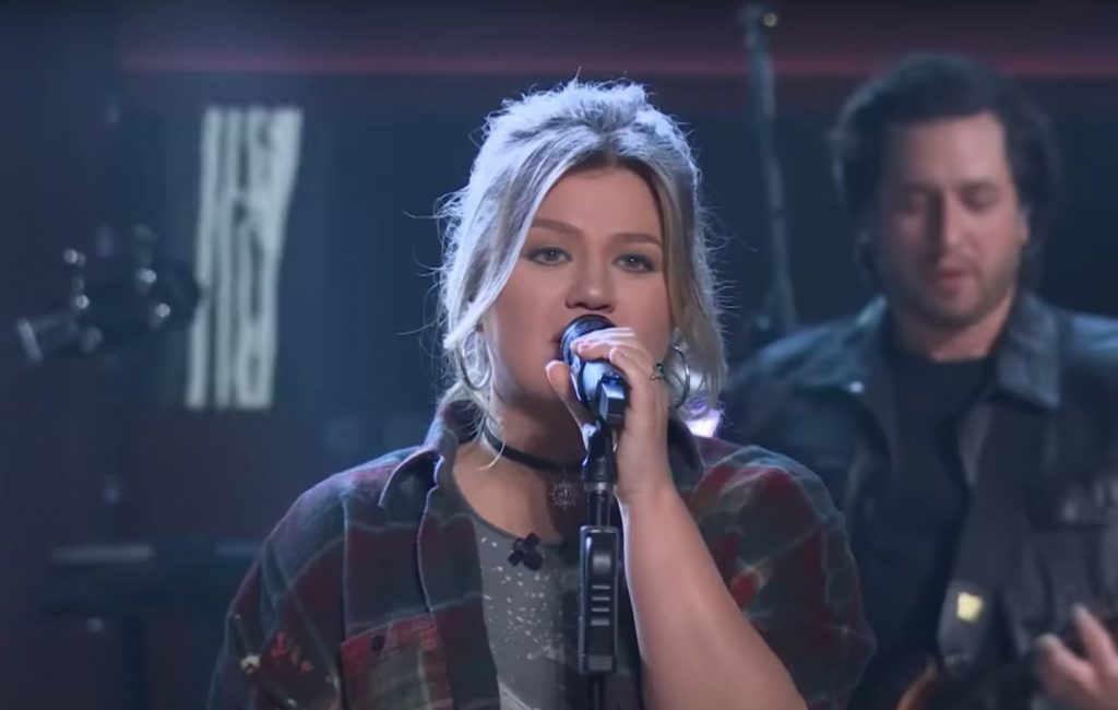 Посмотрите, как Келли Кларксон исполнила кавер на песню All the Small Things группы Blink-182. — Fil