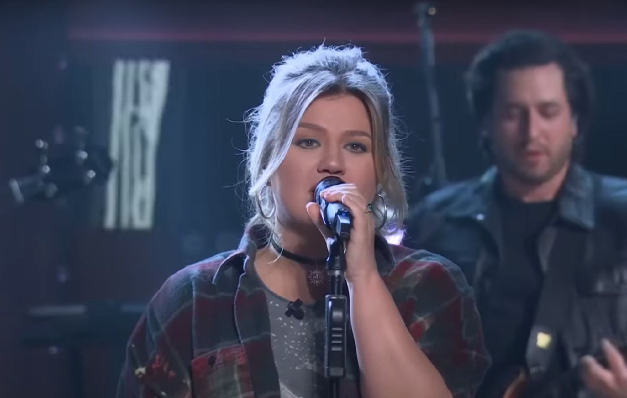 Посмотрите, как Келли Кларксон исполнила кавер на песню All the Small Things группы Blink-182. — Fil