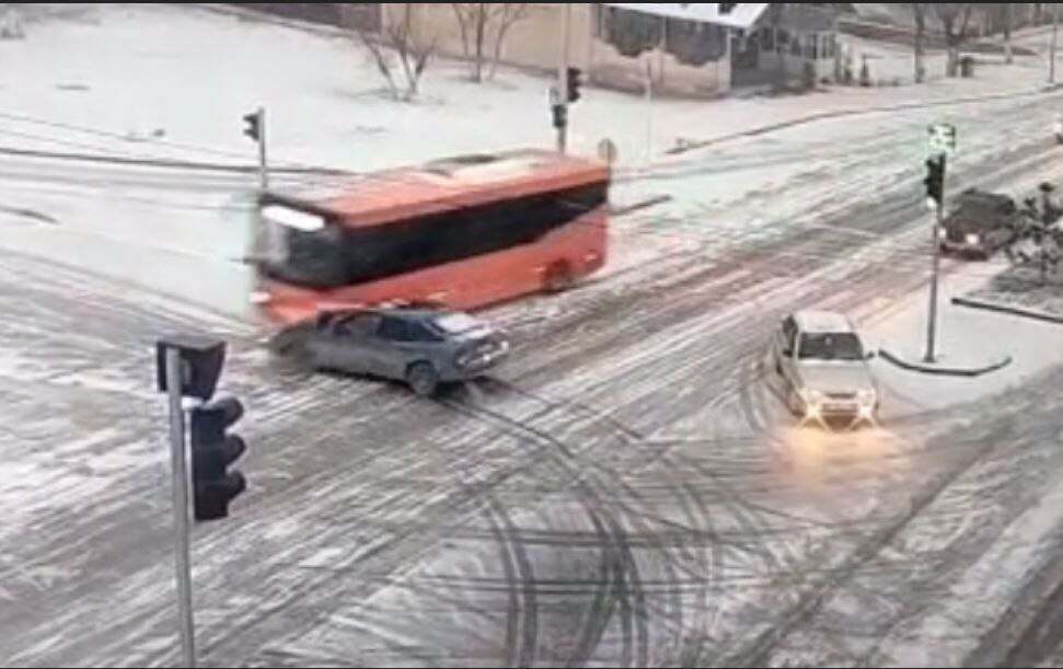 Автобус столкнулся с легковушкой в центре Туркестана