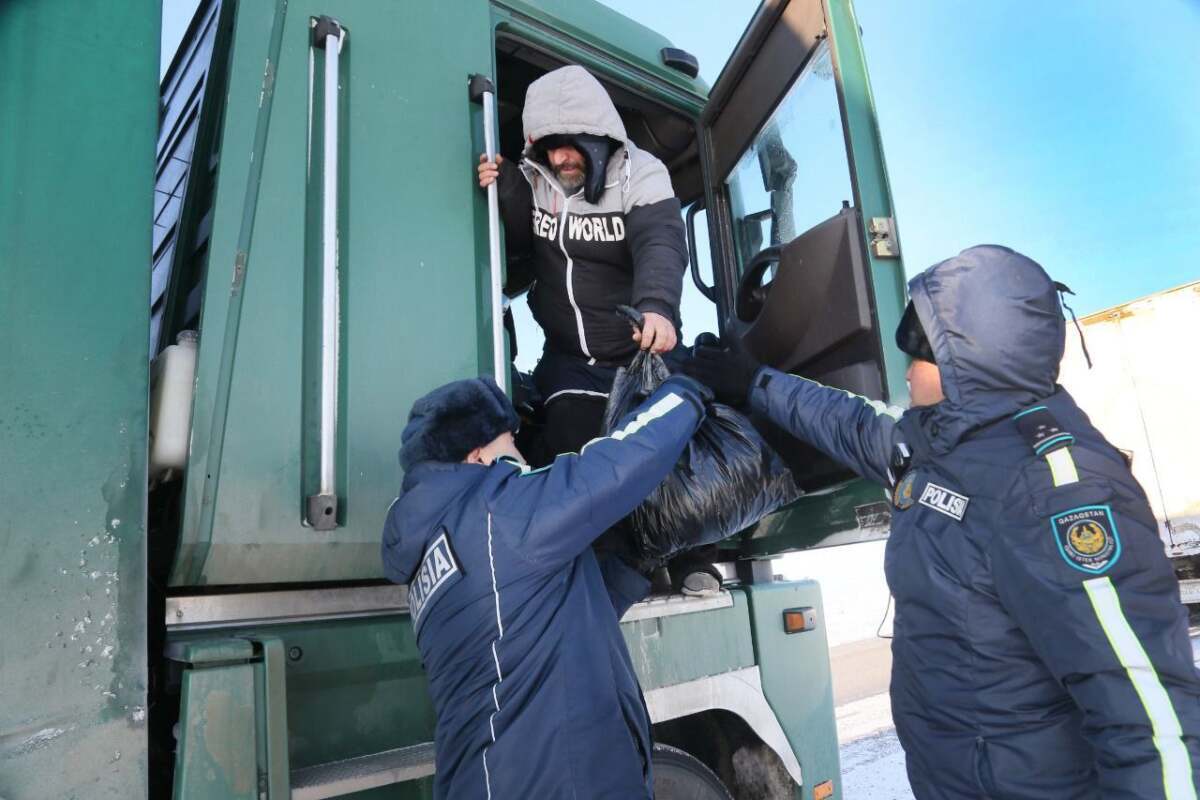 Иностранцев и фургон с яйцами сопроводил до пункта назначения костанайский патруль
