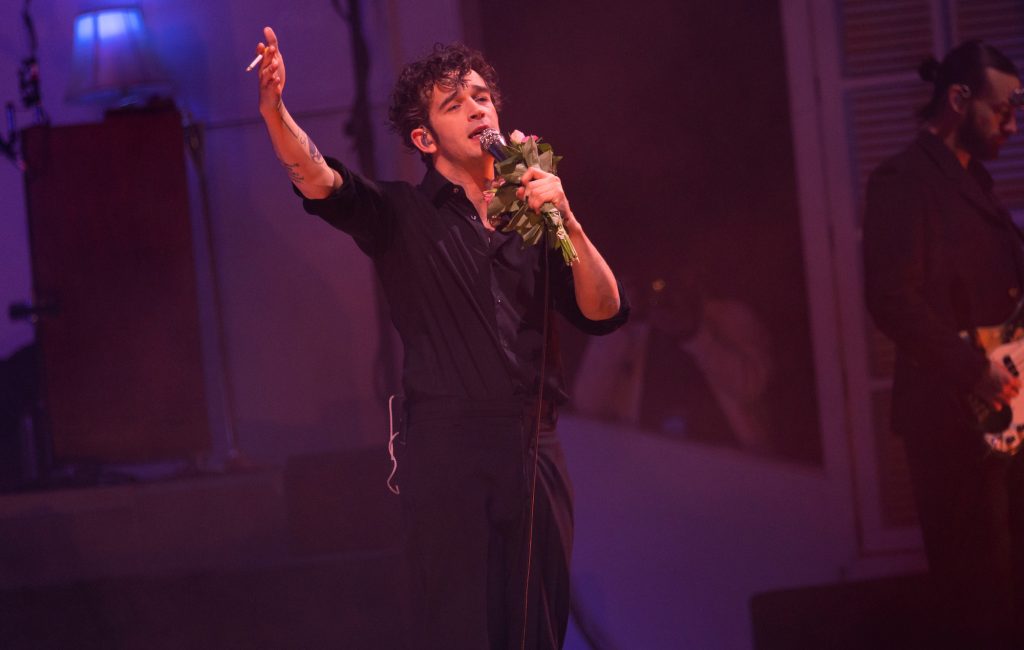 Посмотрите спектакль The 1975 «Pressure» впервые за восемь лет в Белфасте. — Fil
