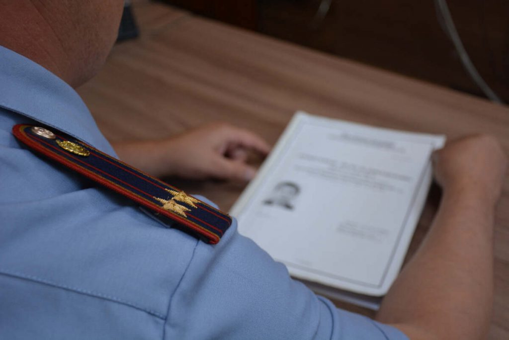 Осужденного россиянина выдворили за пределы страны павлодарские полицейские