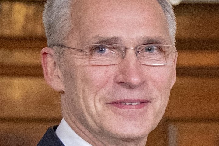 Столтенберг: НАТО истощила запасы артснарядов для поставок Киеву — Financial Times