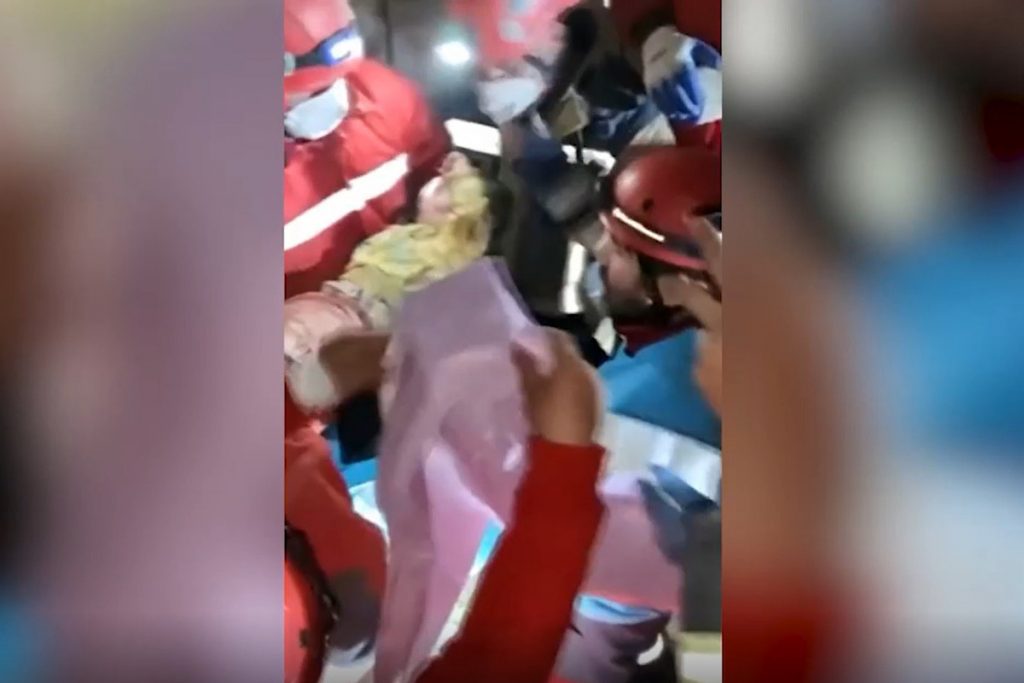 Семимесячного младенца нашли живым в Турции под завалами спустя шесть дней — Financial Times