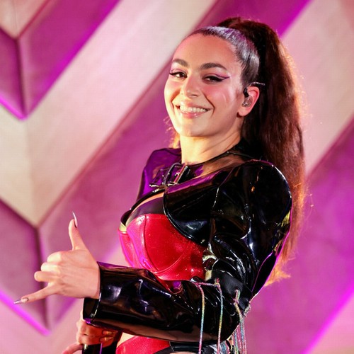 Charli XCX шутит, что премия «Грэмми» осудила ее за то, что она «горячая злая девушка» — Fil