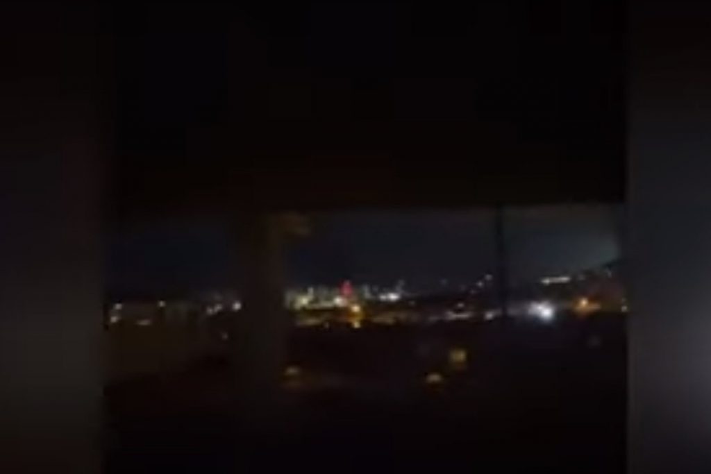 В соцсетях опубликовали видео голубой вспышки в небе перед землетрясением в Турции и Сирии — Financial Times