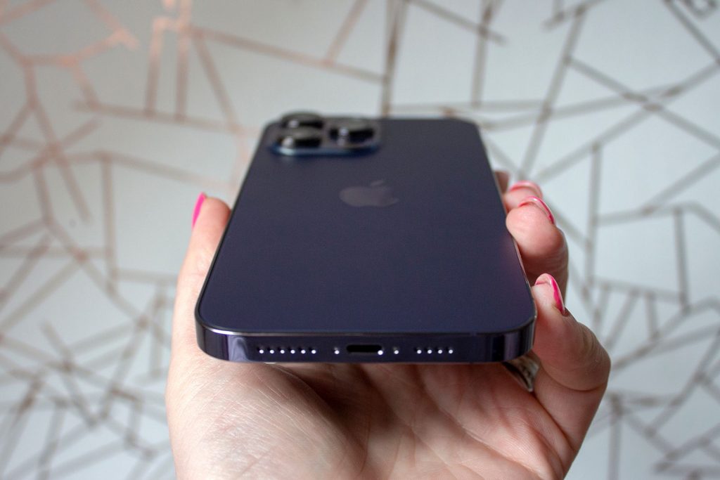 Первые рендеры iPhone 15 Pro демонстрируют более тонкие рамки и новый изогнутый дизайн