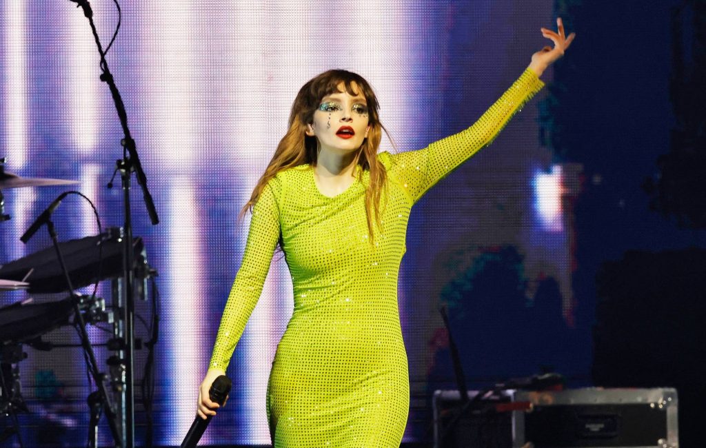 Посмотрите тизер нового сингла Chvrches «Over» — Fil