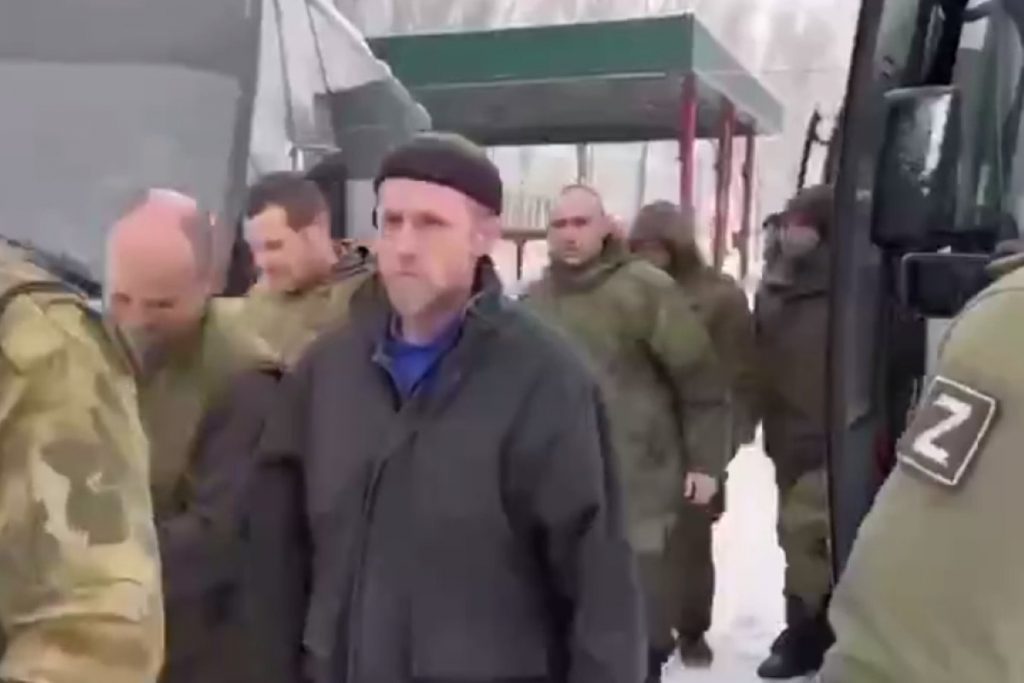 Появилось видео 63 российских военных, вызволенных из украинского плена — Financial Times