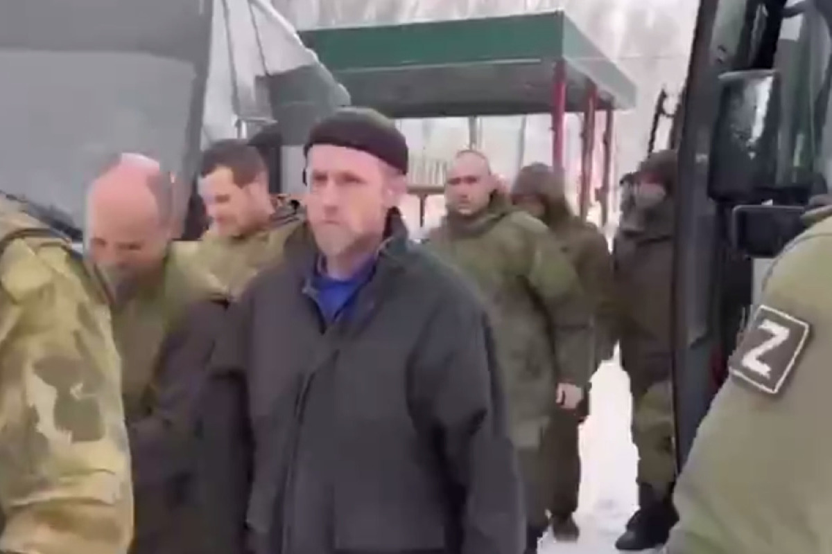 Появилось видео 63 российских военных, вызволенных из украинского плена — Financial Times