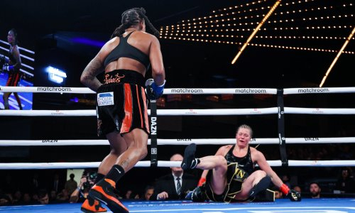 Нокаутом после нокдауна закончился бой экс-чемпионки мира за титул WBC. Видео