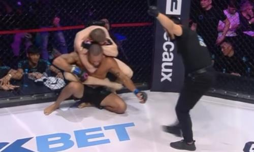 Казахстанский экс-чемпион Fight Nights «задушил» бразильца в соглавном бою турнира MMA. Видео