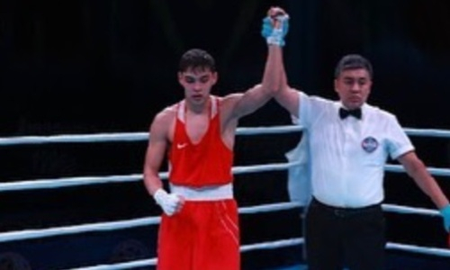 Казахстанский боксер нокаутировал четырехкратного чемпиона на старте малого ЧМ-2023