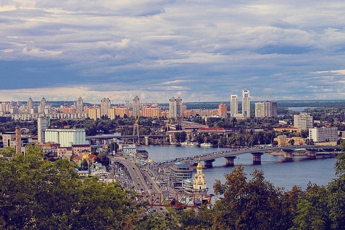 Неизвестный летающий объект в форме шара заметили над Киевом — Financial Times