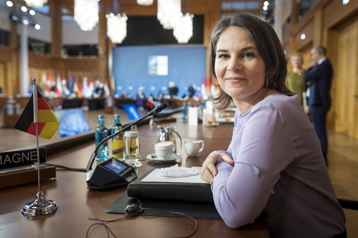 СМИ: Бербок хочет выдвинуть кандидатуру на пост канцлера ФРГ — Financial Times