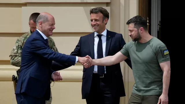 Макрон и Шольц пообещали поддерживать Зеленского — Financial Times