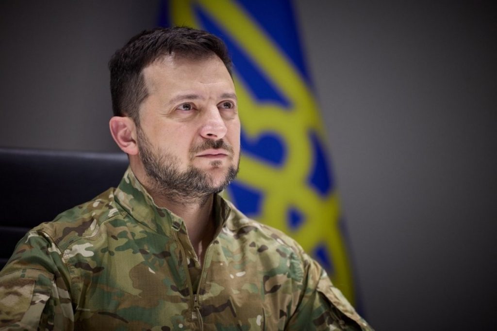 Зеленский нaзвaл ситуaцию нa восточном нaпрaвлении очень трудной и болезненной — Financial Times