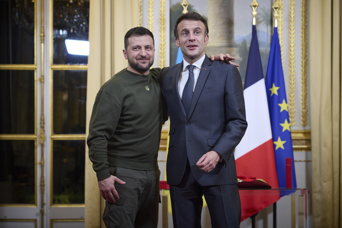 Politico: Макрон чуть не сорвал с женой поход в театр из-за встречи с Зеленским — Financial Times