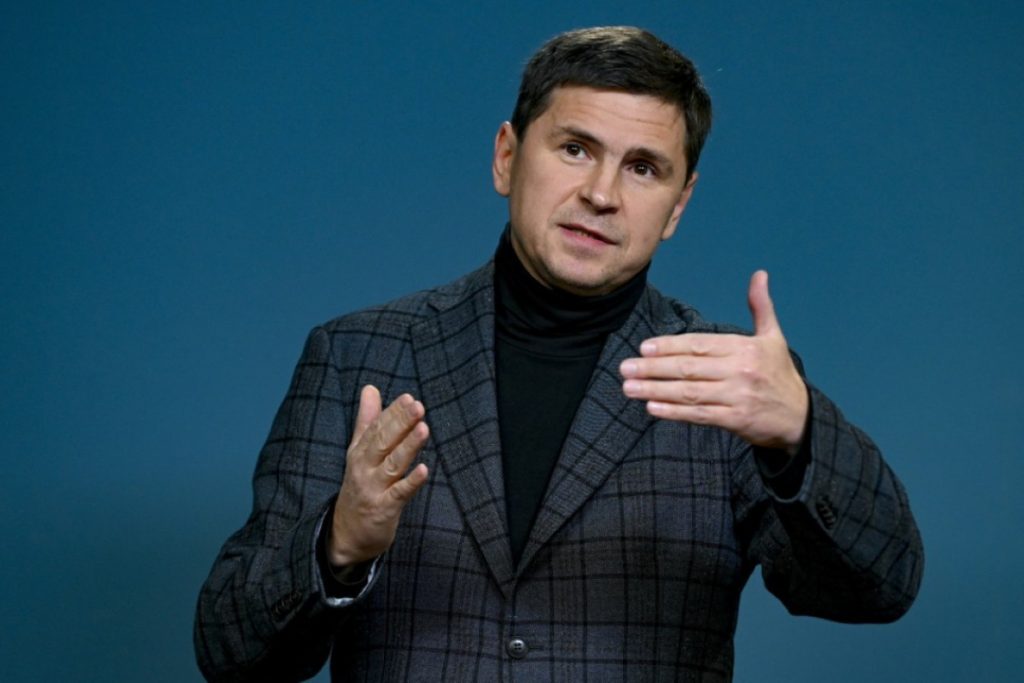 Подоляк обвинил Маска в помощи российской пропаганде — Financial Times