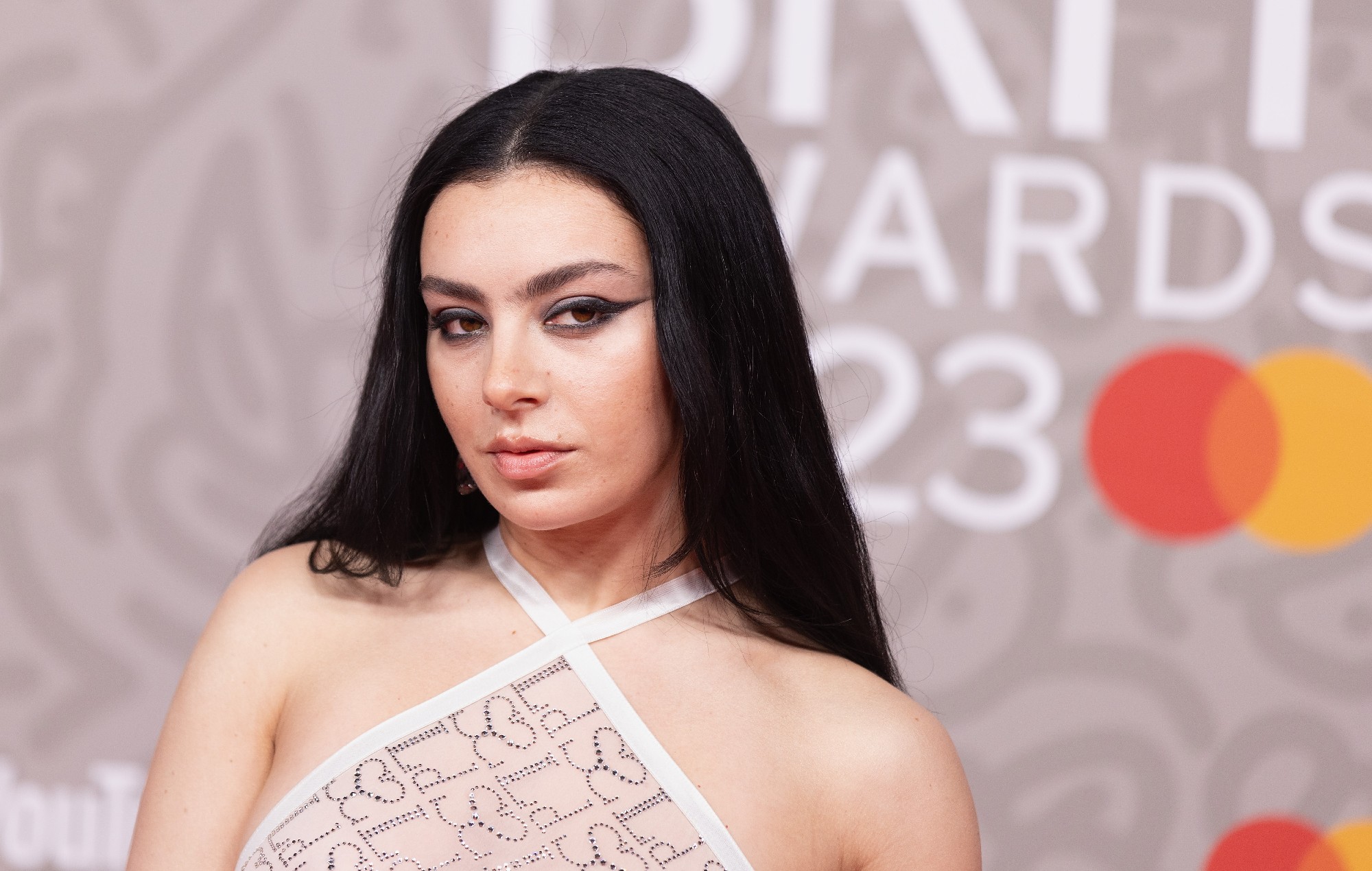 Charli XCX критикует шорт-лист британского артиста года среди мужчин — Fil