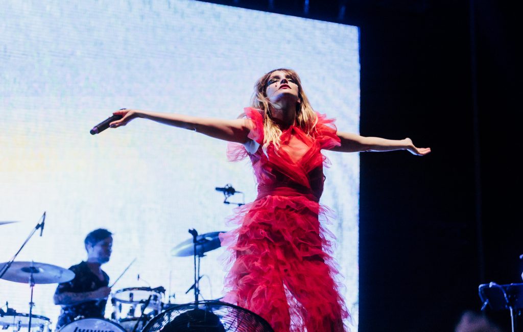 Лорен Мэйберри из CHVRCHES хвалит «душераздирающий» документ Эмили Атак «Asking For It?» — Fil