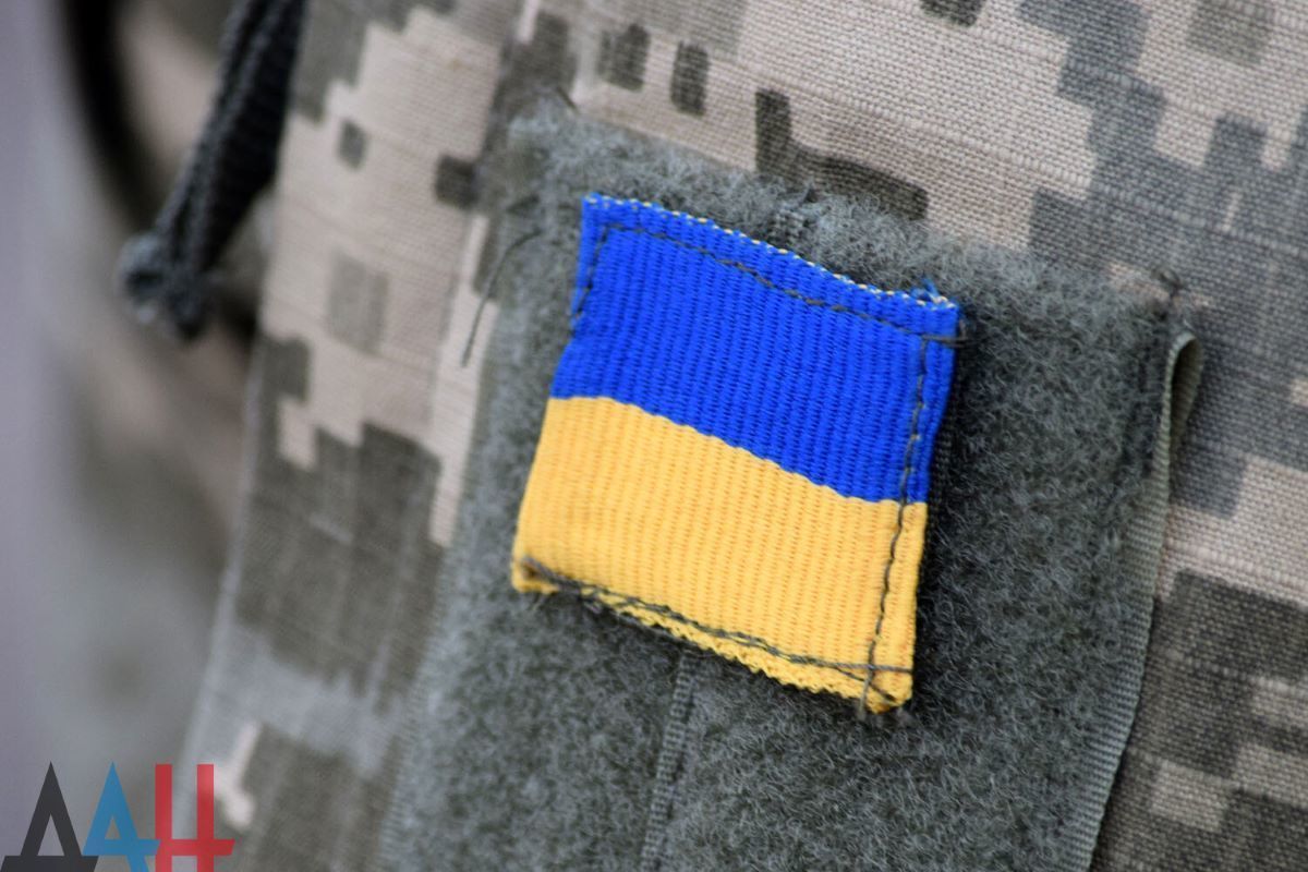Разведчик ЗВО рассказал, как ВСУ при отступлении бросают вооружение и обмундирование — Financial Times
