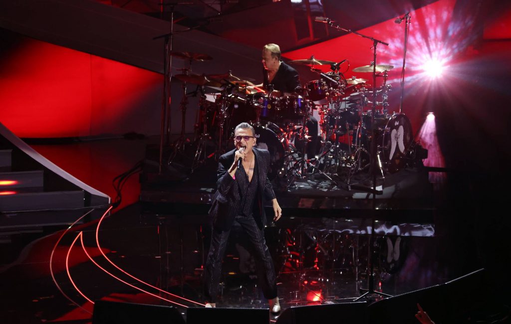 Смотрите, как Depeche Mode впервые исполняют новый сингл «Ghosts Again» вживую — Fil